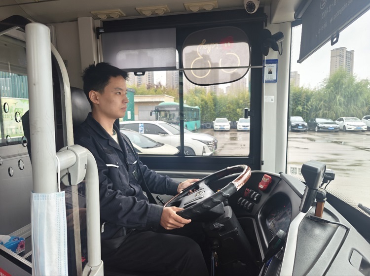 刘严.jpg