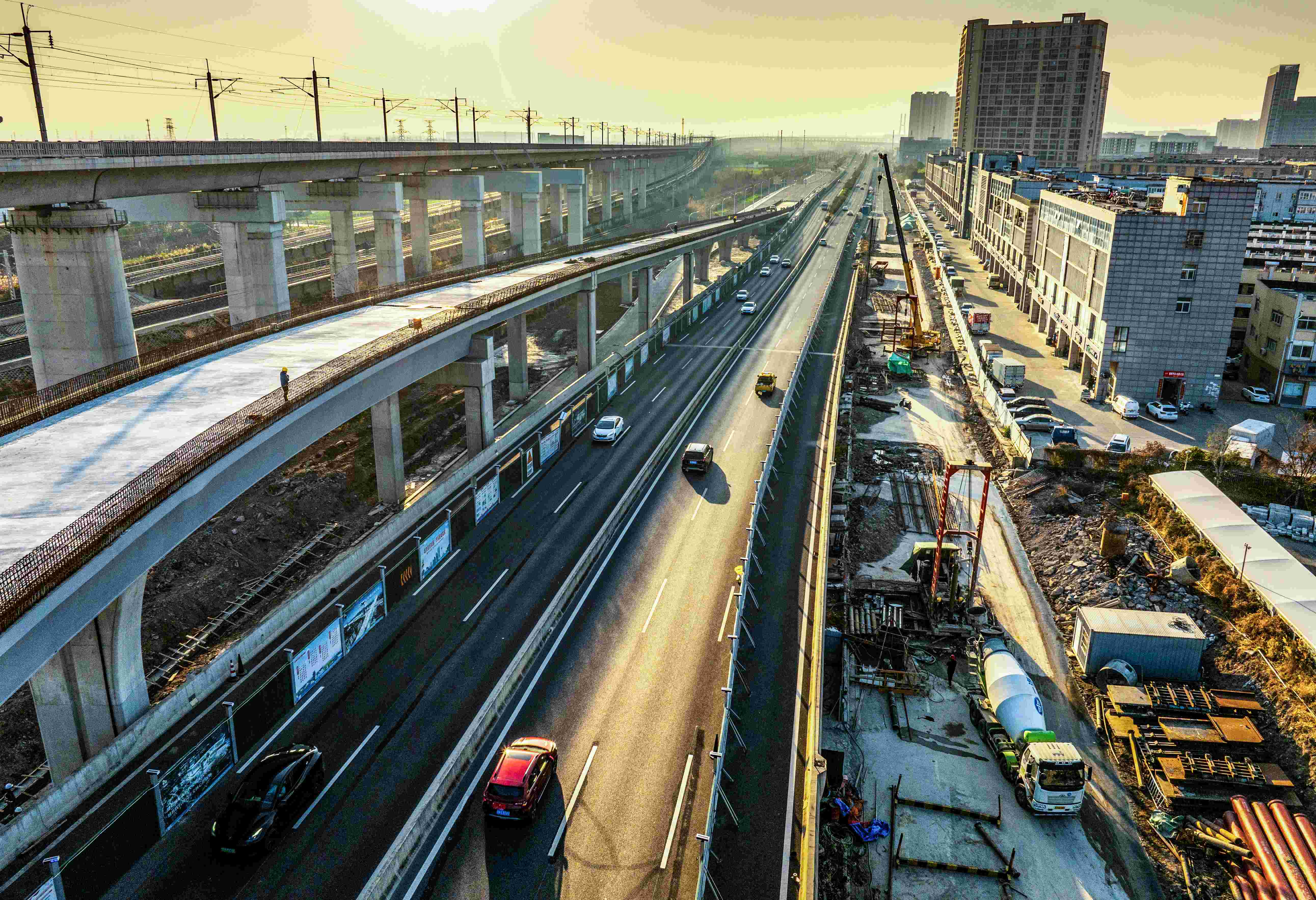 高架四期新业路高架与高架一期范公路高架转接匝道正在施工.jpg 高架四期新业路高架与高架一期范公路高架转接匝道正在施工.jpg
